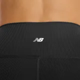 Calza corta deportiva New Balance color negro, de tiro alto y corte ajustado.