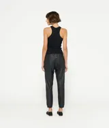 Musculosa negra de algodón orgánico con corte entallado, cuello redondo acanalado y logo de minirayas en el pecho.