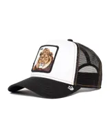 Gorra trucker Goorin Bros con visera curva negra, panel frontal blanco y red trasera negra. Cuenta con un parche bordado de un león en el frente y cierre ajustable snapback.