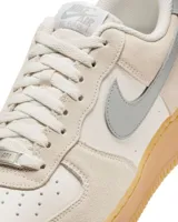 Championes Nike Air Force 1 '07 LV8, color crema con detalles en celeste y suela marrón. Confeccionados en cuero y gamuza, con amortiguación Nike Air y suela de goma.