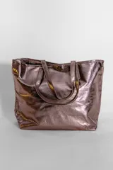 Cartera tipo tote bag de acabado metalizado en tono bronce, con doble asa de hombro y diseño amplio.
