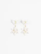 Aros colgantes con forma de flor, hechos de perlas blancas y acero quirúrgico hipoalergénico.