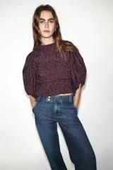 Jeans de tiro bajo con pernera recta y bajo con vuelta. Cuenta con cinco bolsillos y cierre frontal con cremallera y botones.