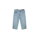 Pantalón capri de denim azul claro, de corte recto y tiro medio, con detalles de botones metálicos en los dobladillos inferiores y costuras laterales marcadas.