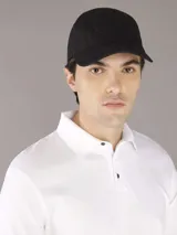 Gorra de béisbol negra con visera curva y logotipo de Calvin Klein bordado en el frente. Cuenta con cierre ajustable en la parte posterior.