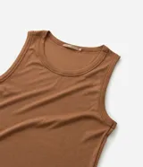 Musculosa plus size de Ashua, confeccionada en tejido rib acanalado de viscosa, con cuello redondo y diseño ajustado sin mangas.