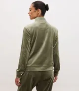 Campera deportiva de plush con acabado aterciopelado, cuello alto, cierre frontal con cremallera y puños ajustados.