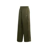 Pantalón Adidas Adicolor Sarga SST de corte holgado y pernera ancha, color verde militar. Presenta cintura elástica con cordón ajustable y las clásicas tres tiras de la marca a lo largo de los laterales. Incluye el logo del trifolio bordado en una pierna.