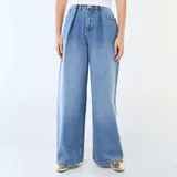 Jean de corte wide leg y tiro alto, confeccionado en denim azul. Presenta pinzas en la cintura, cierre frontal con botón y bolsillos laterales.