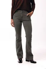 Pantalón tipo jean de corte slim con leve apertura en el bajo, confeccionado en tela de algodón con acabado en tono verde oliva.