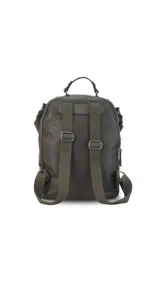 Mochila color beige de símil cuero con doble apertura superior con cierre. Incluye dos bolsillos al frente con cierres metálicos, asa rígida de mano y correa de galón. En la espalda correas de galón regulables.