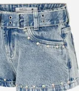 Short micro de jean con cintura baja, cierre tradicional, bolsillos funcionales y aplicaciones de tachuelas decorativas en los bordes. Incluye cinturón a juego.