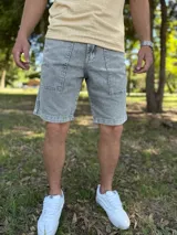 Bermuda de jean gris claro con efecto acid wash, bolsillos delanteros aplicados y costuras destacadas.