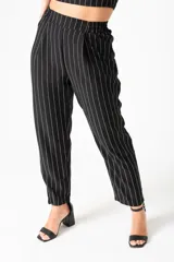 Pantalón palazo negro con cintura elástica, tiro alto y rayas verticales blancas.