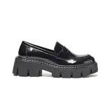 Mocasines de estilo chunky con acabado en charol negro. Presentan una capellada lisa con antifaz clásico, punta redondeada y una plataforma alta de goma con relieve profundo.