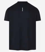 Remera deportiva de poliéster color gris claro, con cuello redondo, mangas cortas y recortes laterales de poliamida. Corte clásico.