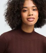 Blusa de punto de manga larga con cuello alto y diseño acanalado, confeccionada en una mezcla de viscosa y poliamida.