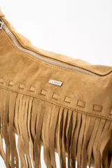 Bandolera marrón de gamuza sintética con flecos largos, cierre superior con cremallera y correa de hombro ajustable.