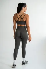 Conjunto deportivo gris compuesto por un top con tirantes finos y calzas de cintura alta.