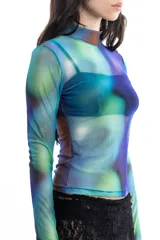 Top de manga larga y cuello alto, confeccionado en tejido de malla transparente con estampado tie-dye en tonos azul, violeta y verde.