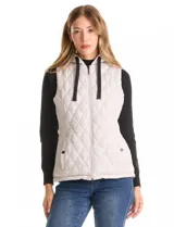 Chaleco capitoneado de color negro con diseño acolchado en forma de rombos. Presenta capucha integrada con cordones de ajuste, cierre frontal completo y bolsillos laterales con cierre a presión.