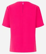 Blusa fucsia de manga corta con cuello redondo pespunteado, diseño sin estampa y efecto airflow con textura sutil. Cuenta con abertura trasera tipo gota y cierre con botón.