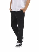 Pantalón cargo negro con bolsillos laterales con solapa, corte recto y cintura elástica.