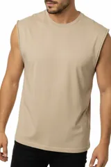 Musculosa negra de algodón, corte holgado y cuello redondo a la base con sisas anchas.