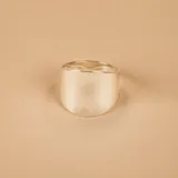 Anillo de plata 925 con diseño minimalista y superficie lisa pulida, de forma ancha y ergonómica.