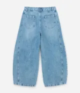 Pantalón de jean color celeste, modelo barrel, de tiro medio con trabillas para cinto, cierre frontal con botón y cremallera, bolsillos, recortes laterales y pinzas en las rodillas.