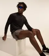 Bermuda deportiva masculina modelo runner, confeccionada en tejido técnico de poliéster con elastano. Presenta cintura elástica con cordón interno de ajuste, recortes laterales y bajo redondeado para mayor libertad de movimiento.