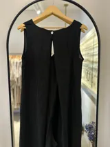 Mono largo negro de lino, con escote en "V", breteles anchos y abertura en la espalda.