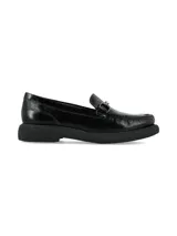 Mocasín de cuero charol negro con suela gruesa de PVC y detalle de hebilla metálica en el empeine.