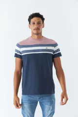 Remera de hombre a rayas horizontales en tonos rosa, blanco y azul marino. Tiene logo bordado en el pecho y corte regular.