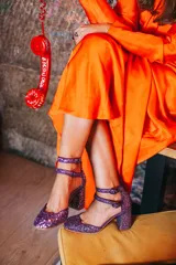 Zapatos de tacón color lila con glitter, punta redondeada y doble tira con hebilla en el tobillo.