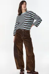 Sweater de punto a rayas horizontales en color chocolate y crudo, con cuello redondo y diseño holgado.