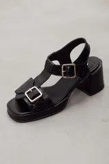 Sandalias de plataforma con taco cuadrado y textura croco, tiras con hebillas metálicas y diseño en T.