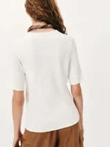 Blusa color verde oliva de tejido de punto, con cuello redondo y mangas cortas. Corte recto.