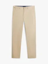 Pantalón chino de sarga para hombre, con diseño de pierna recta, bolsillos diagonales y traseros, y cierre de cremallera con botón.