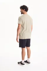 Remera básica de algodón color blanco, con cuello redondo y mangas cortas.