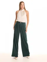 Pantalón palazzo de satén con tiro alto, pretina con pasadores, cierre y botón frontal, y elástico en la parte trasera. Cuenta con bolsillos laterales verticales.