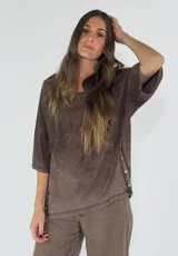 Remera marrón con efecto batik, cuello redondo y mangas cortas.