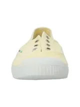 Zapatillas de lona color amarillo claro, con suela y puntera de goma blanca, ojalillos metálicos y diseño ligero sin cordones.