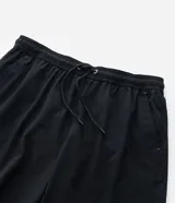 Bermuda boardshort de microfibra color azul marino, con cintura elástica, cordón ajustable y bolsillos.