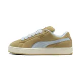 Championes Puma modelo Suede XL, color tostado con detalles en celeste. Confeccionados en gamuza, presentan cordones gruesos, suela de goma texturizada y el logo de la marca en dorado en el lateral.