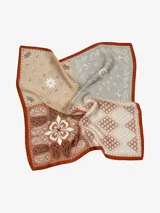 Pañuelo cuadrado de seda con estampado de girasoles en un jarrón. Tiene un borde amarillo con un patrón decorativo.