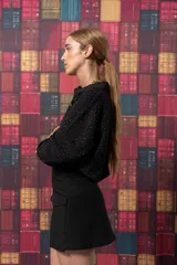 Pollera short negra con corte irregular y bolsillos delanteros con solapa.