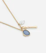 Collar dorado con cadena fina y dijes colgantes: perla barroca artificial, palito de metal y resina redondeada con strass.