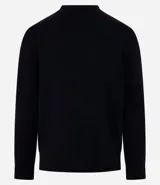 Suéter negro de tejido de punto pesado, con cuello redondo y mangas largas.