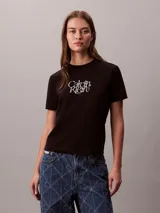 Remera Calvin Klein de manga corta y corte regular, color negro, con cuello redondo y el logo script de la marca estampado en blanco en el pecho.